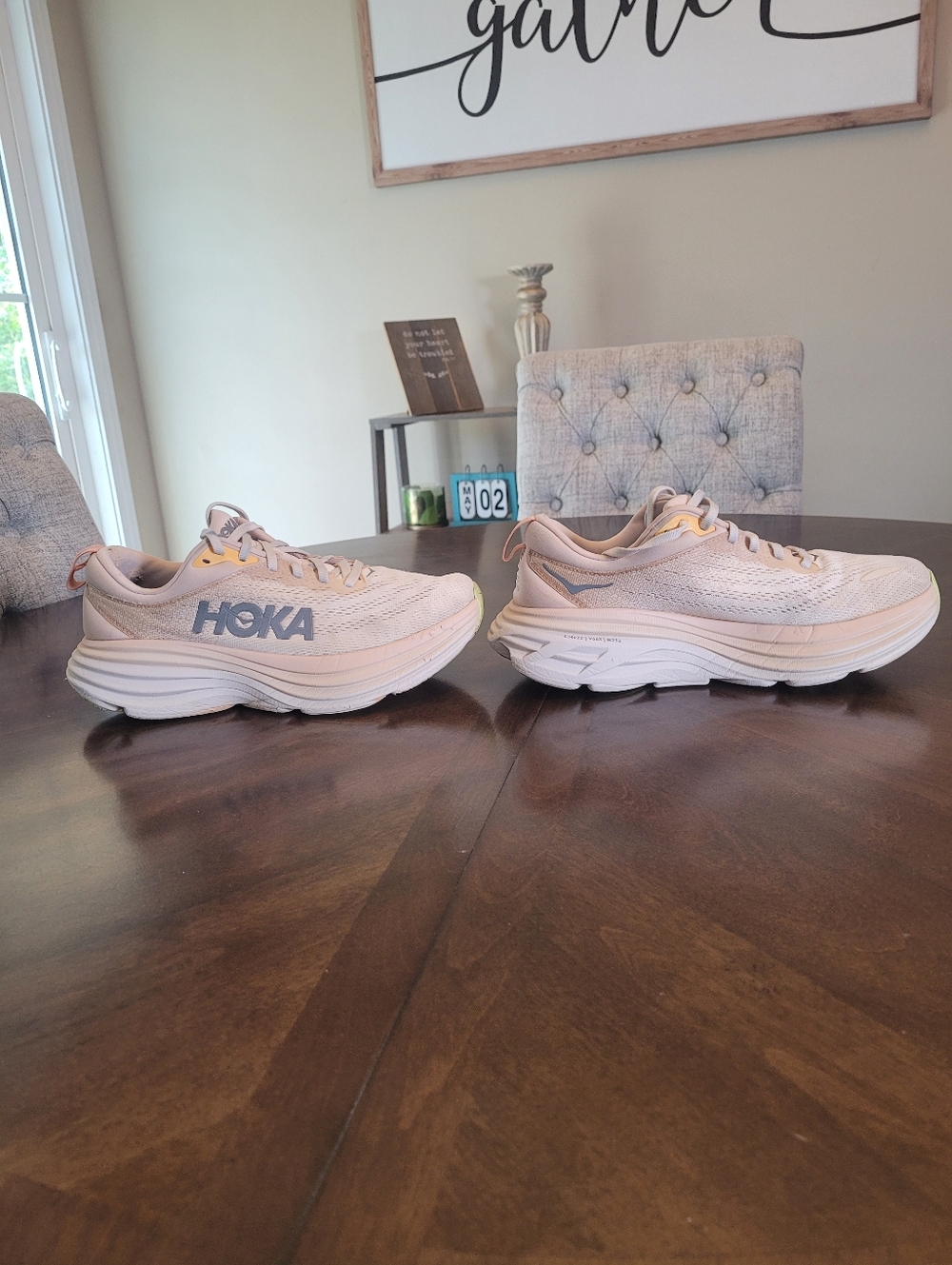Hoka One Bondi 8 cream and vanilla Women's Running Trainers with Gray Logo. Sz 9
